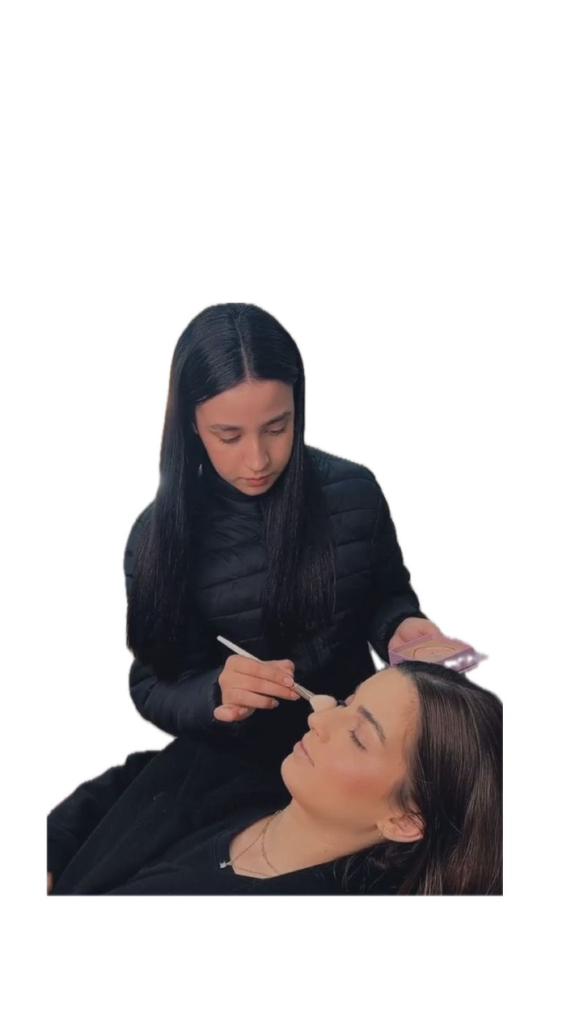 Miriã Leticia ensinando técnicas de maquiagem