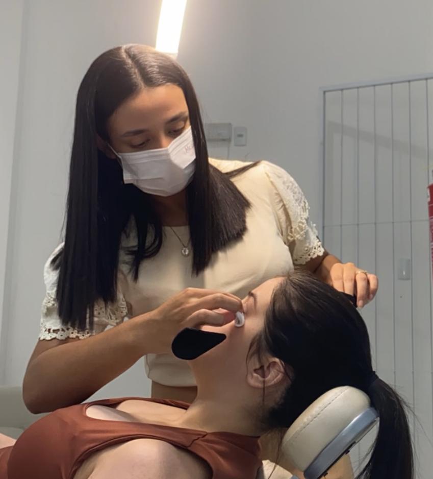 Miriã Leticia ensinando técnicas de maquiagem